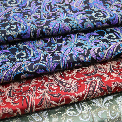 Tissu brocart à motif de plumes de paon : mélange de soie chinoise et de rayonne à fleurs magenta