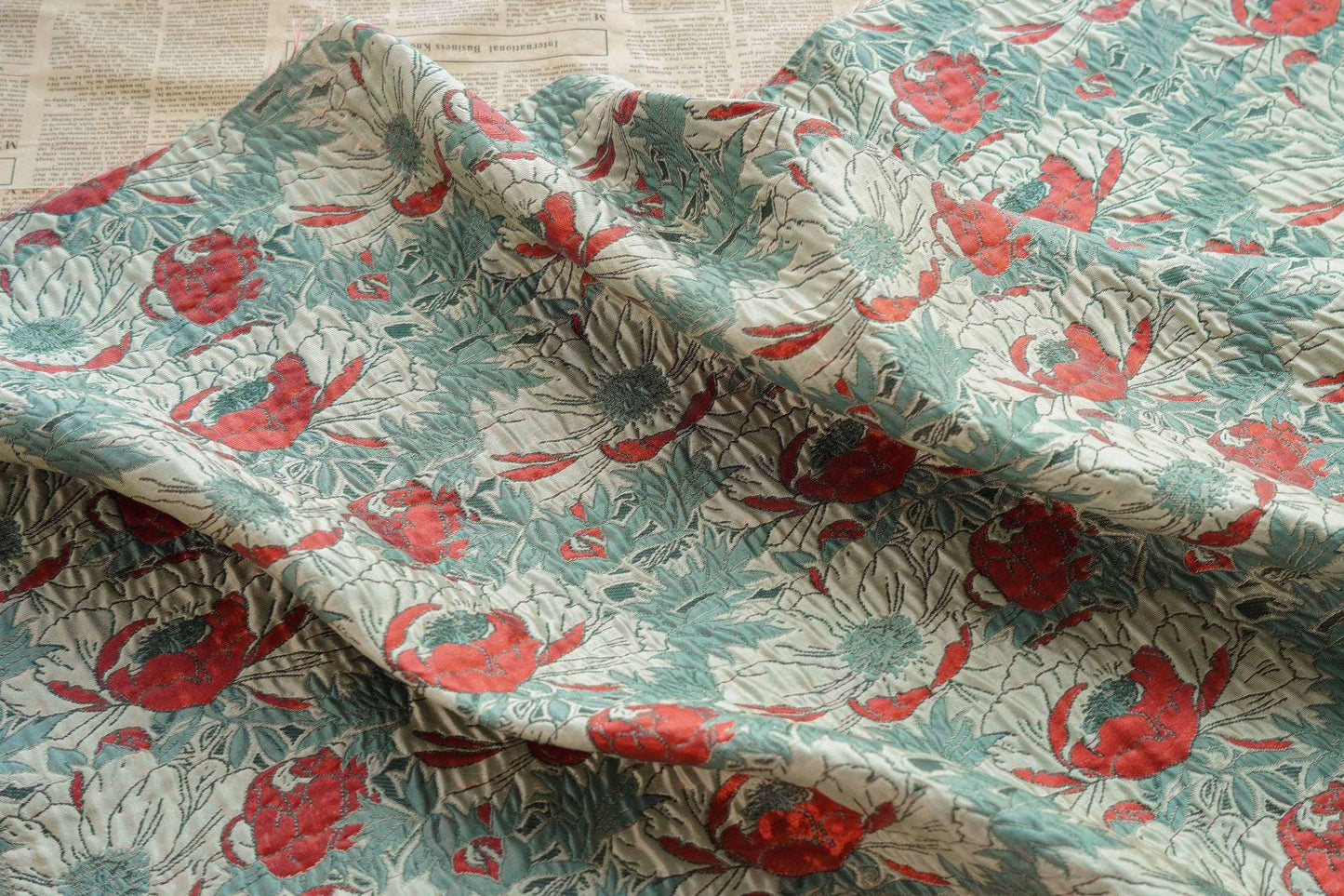 Tissu jacquard à motif floral : fil rouge et rose doré, 137 cm de large