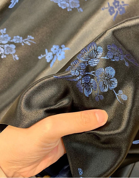 Tissu brocart à fleurs de prunier : tissu pour cheongsam qipao noir et bleu