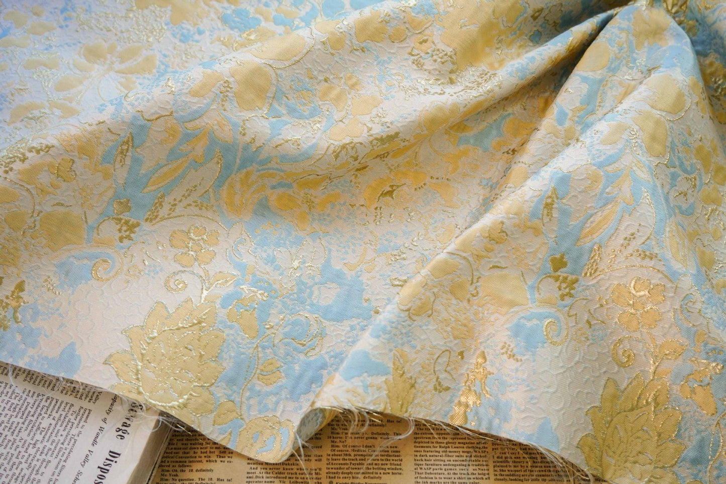Tissu jacquard à fil doré : texture peinture à l’huile 3D, largeur 140 cm (55 po) – au mètre