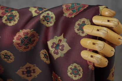 Tissu jacquard à motif de fleurs de pipa orientales avec accents dorés ��� Brocart de luxe Large