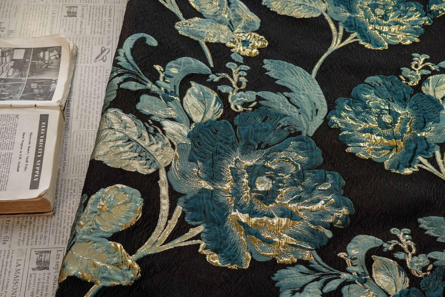 Tissu jacquard floral vintage ��� Métallisé en relief 3D 3"W