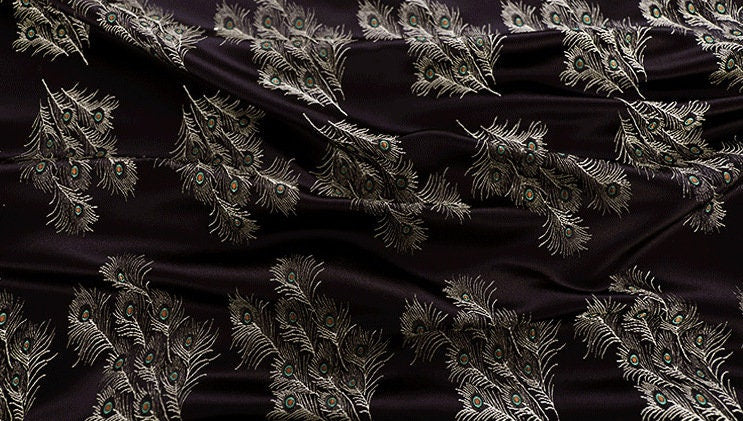 Brocart à plumes de paon : soie chinoise magenta, pour l’ameublement et la couture – au mètre