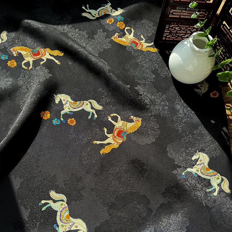 Tissu à motif de cheval au galop rouge et noir | Imprimé animal équestre, 150 cm de large