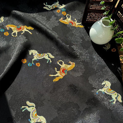 Tissu à motif de cheval au galop rouge et noir | Imprimé animal équestre, 150 cm de large