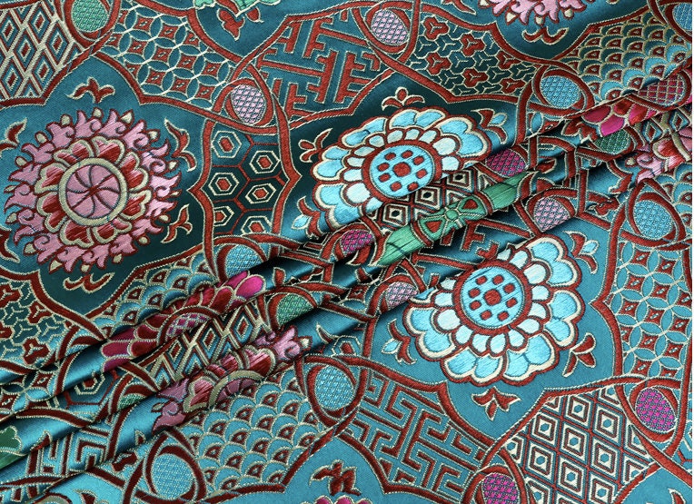 Tissu brocart à fleurs précieuses : Ameublement, matelassage et couture bouddhistes colorés