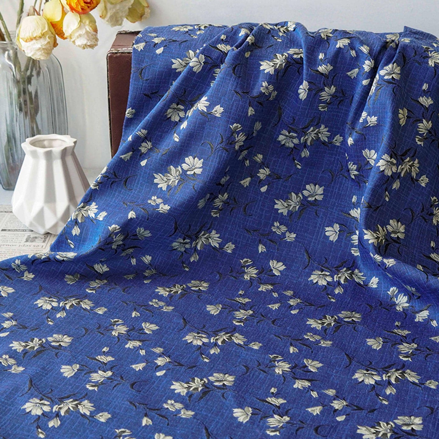 Tissu jacquard floral japonais : Tissu d'ameublement rétro bleu (160 cm de large, vendu au mètre)