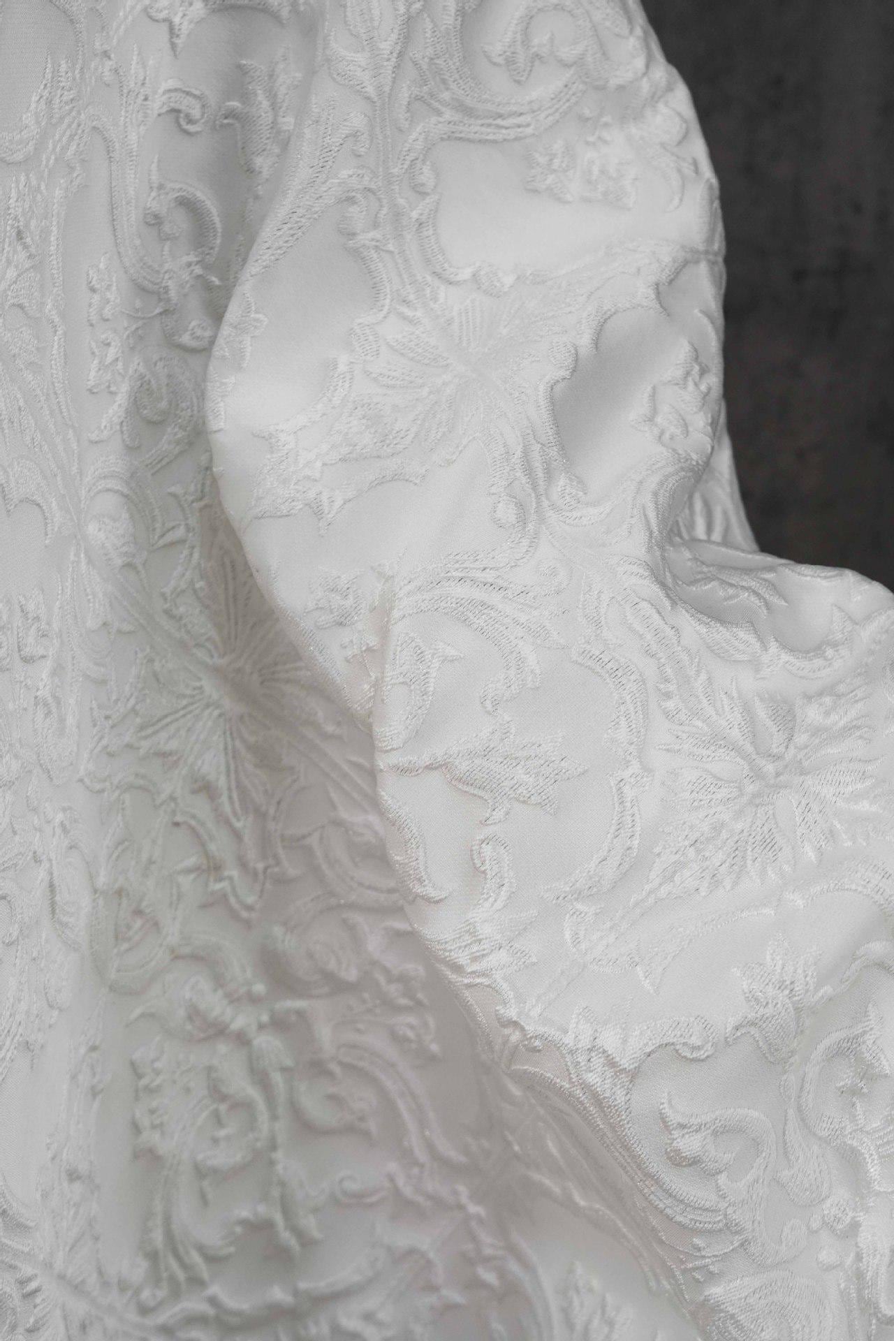Tissu jacquard blanc pur à motif floral baroque européen en relief, largeur 55 pouces