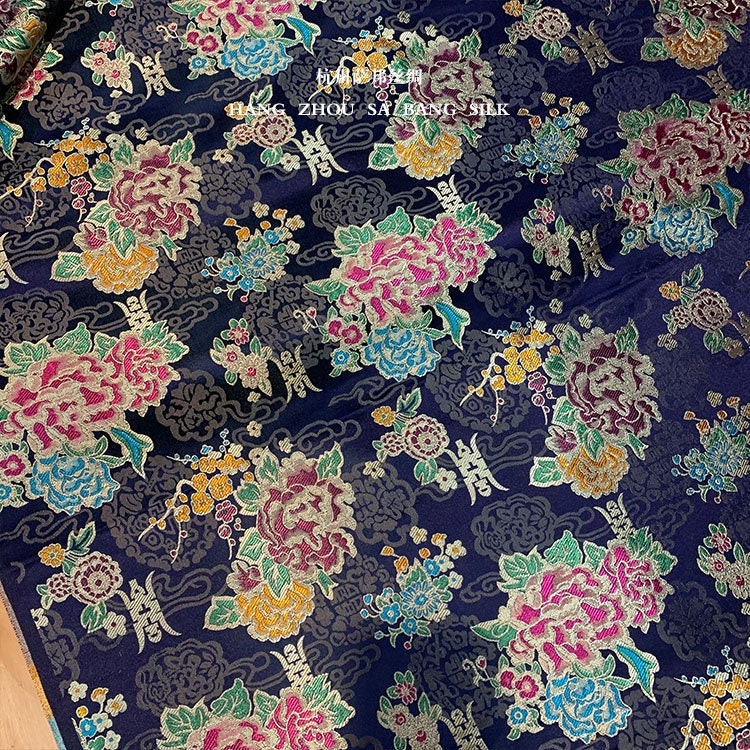 Tissu brocart de soie à motif pivoine : ameublement et matelassage pour mariages chinois (vendu au mètre)
