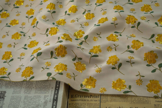 Tissu jacquard à fleurs dorées scintillantes : matériau tissé en relief 3D