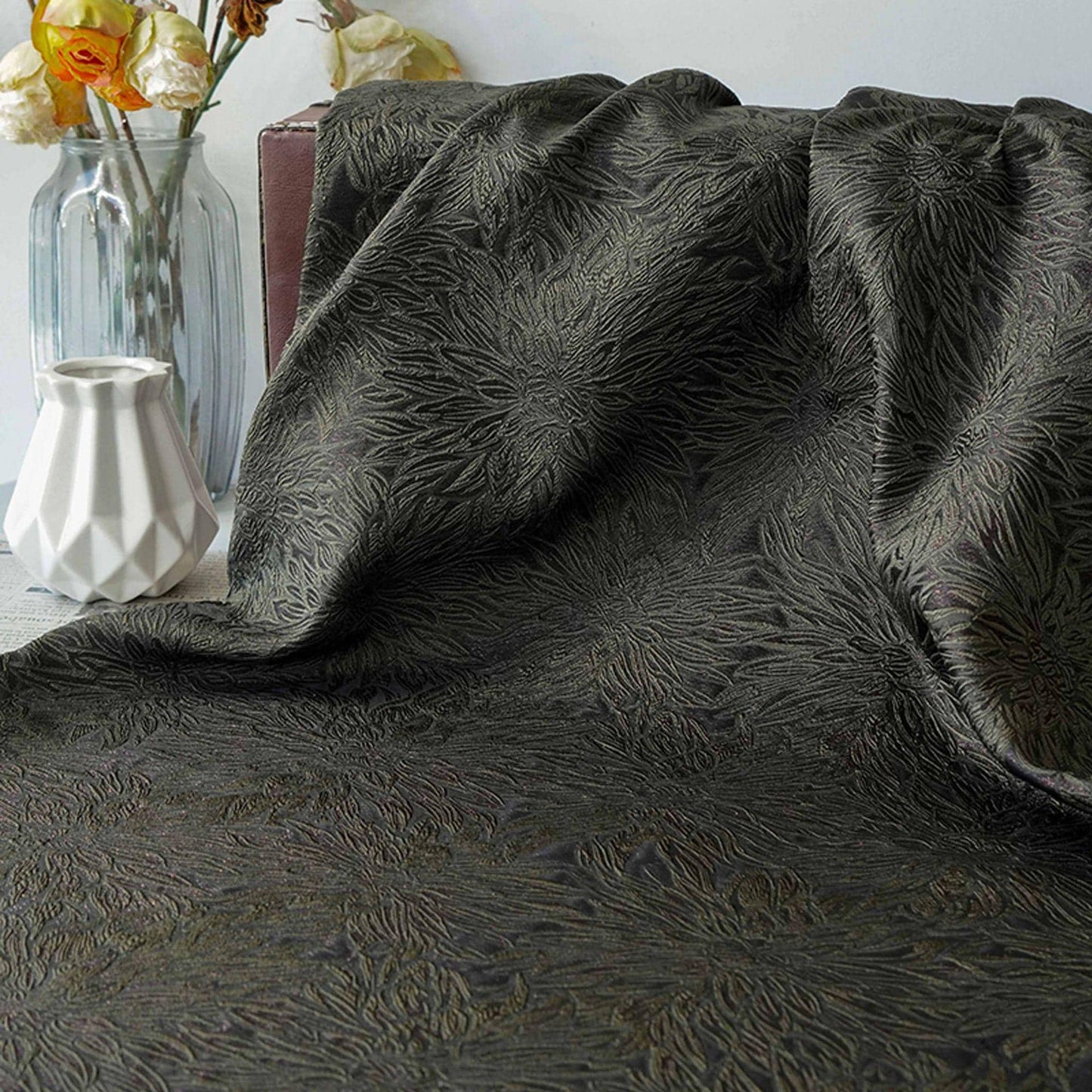 Tissu jacquard floral en relief : matériau d'ameublement de 140 cm de large