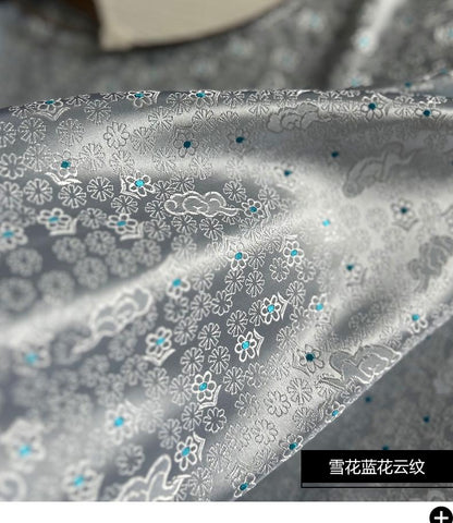 Tissu brocart Nishijin-ori : mélange de soie gris argenté pour kimono japonais