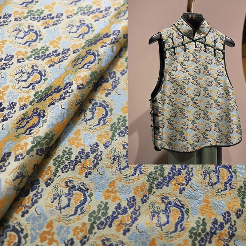 Tissu brocart Dragon Argenté : mélange de rayonne de 150 cm de large, pour la confection de cheongsams.