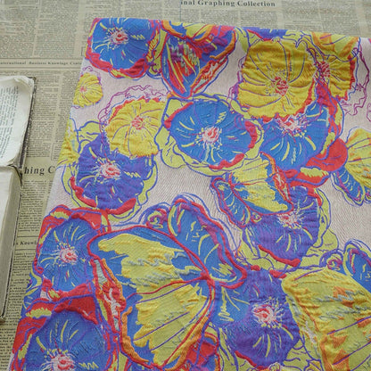 Tissu jacquard à motif floral : polyester texturé 3D, largeur 145 cm