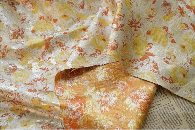Tissu jacquard à motif floral : style peinture à l’huile douce, accents dorés, largeur 145 cm