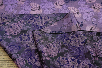 Tissu jacquard à motifs floraux violets : tissu teint en fil de 152 cm de large pour la couture et l’ameublement