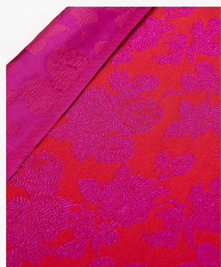 Tissu brocart de soie rouge : 145 cm de large, motif pivoine