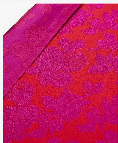 Tissu brocart de soie rouge : 145 cm de large, motif pivoine