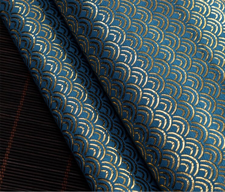 Tissu brocart floral : motif romantique français à écailles de poisson, mélange de soie et de rayonne