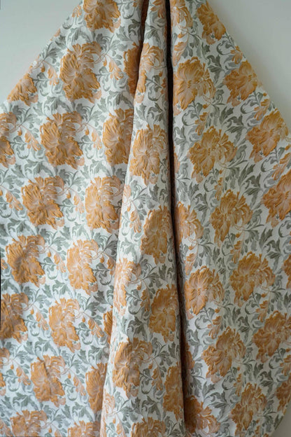 Tissu jacquard fleuri en relief : ameublement rétro, robe, rideau - 160 cm de large
