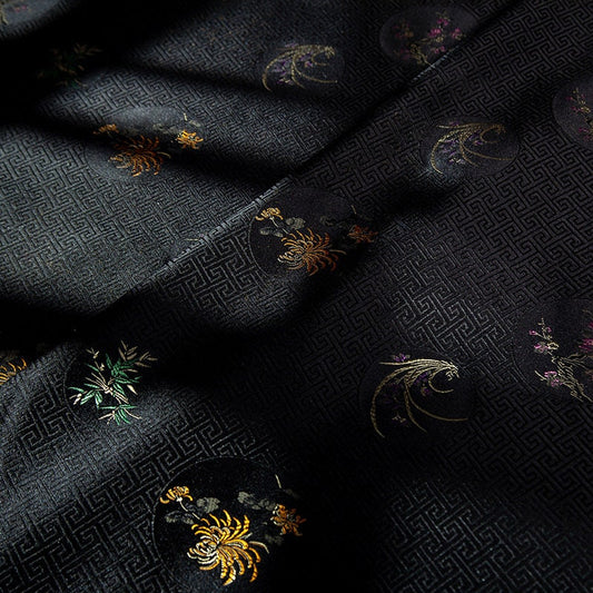 Tissu brocart chrysanthème noir : satin de bambou prune, 75 cm de large
