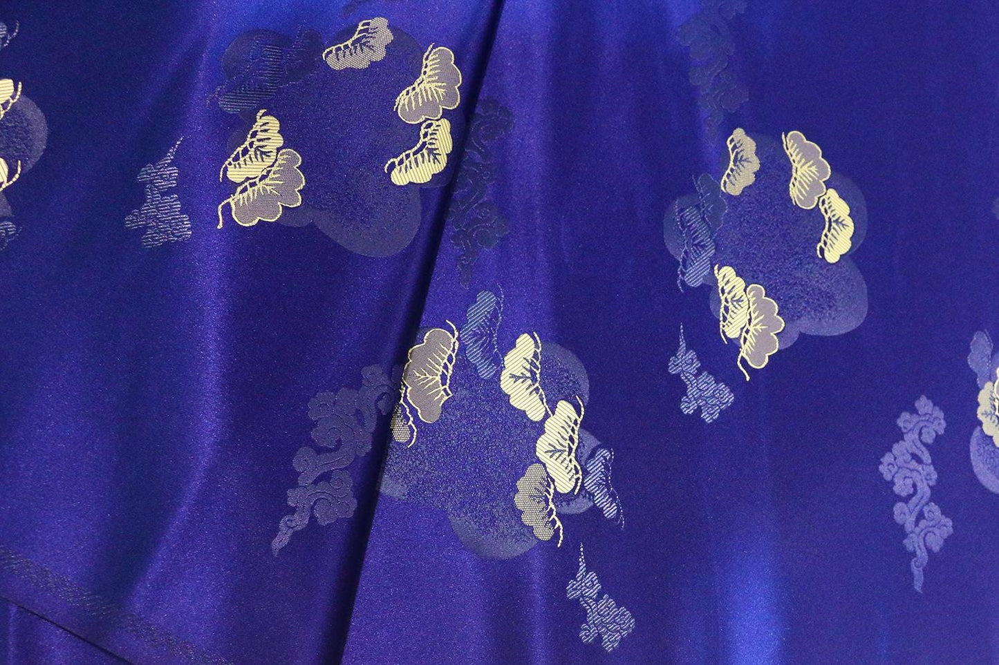 Tissu brocart tissé Nishijin : Tissu d'ameublement à motifs floraux en fil d'or