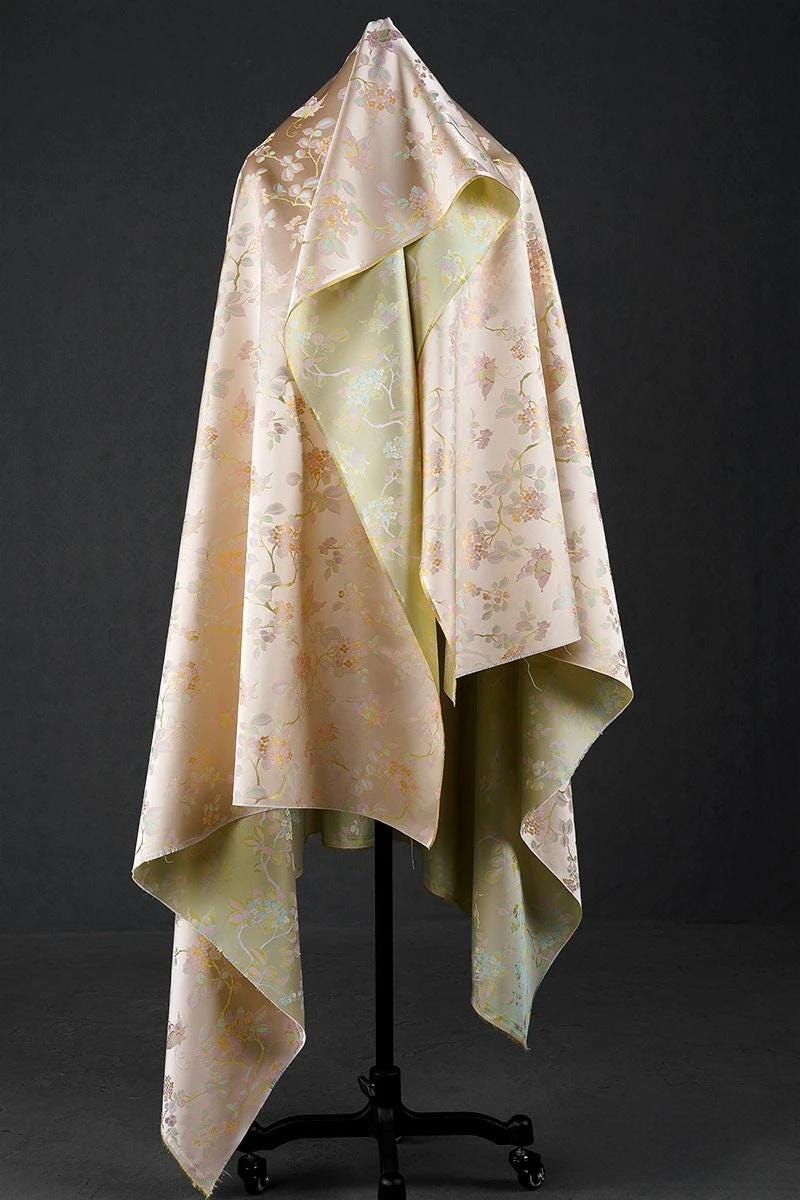 Tissu brocart jacquard à motifs papillons : damas de soie et rayonne de 150 cm de large, pour la décoration de costumes.