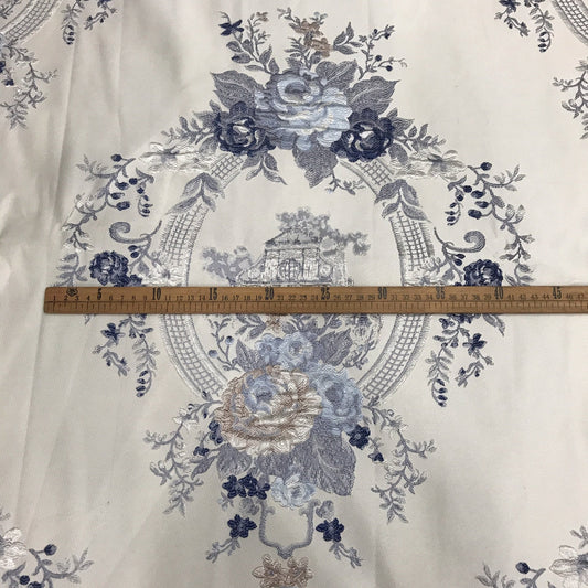 Tissu satiné damassé métallisé : Jacquard à texture 3D, largeur 142 cm (56 po), style palais