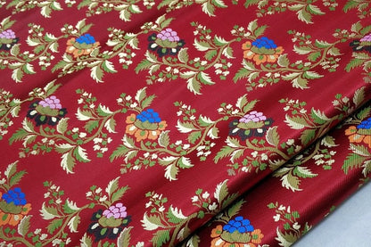 Tissu brocart à motifs floraux rouges : 25 % soie et rayonne, largeur : 74 cm