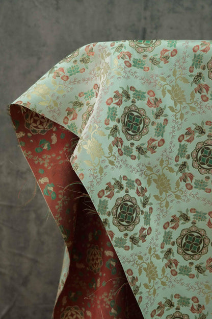 Tissu jacquard réversible bleu turquoise : motif poissons en relief, 165 cm de large
