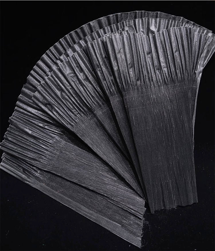 Dentelle organza à lustre métallique : tissu de créateur à volants 3D