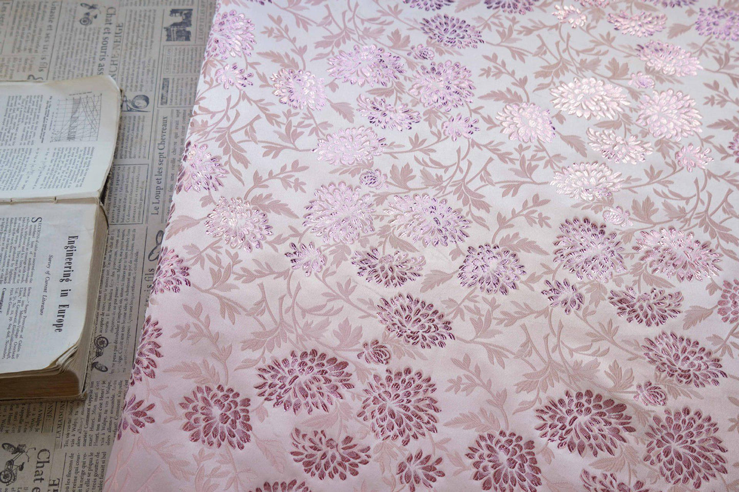 Tissu brocart de soie et rayonne à motif hibiscus rose : 65 pouces de large, matériau de couture floral