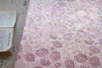 Tissu brocart de soie et rayonne à motif hibiscus rose : 65 pouces de large, matériau de couture floral