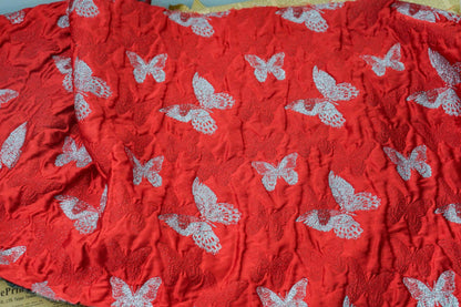 Tissu jacquard rouge à motifs papillons : 117 cm de large, tissu d'ameublement et de costumes