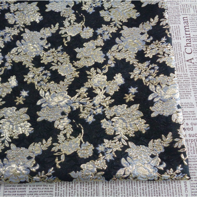 Tissu jacquard floral à fil doré : texture 3D pour ameublement, costumes et décoration (57 po de largeur)