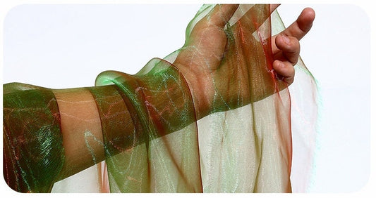 Tissu organza bicolore : 150 cm de large. Fil de verre pour la couture et les costumes.