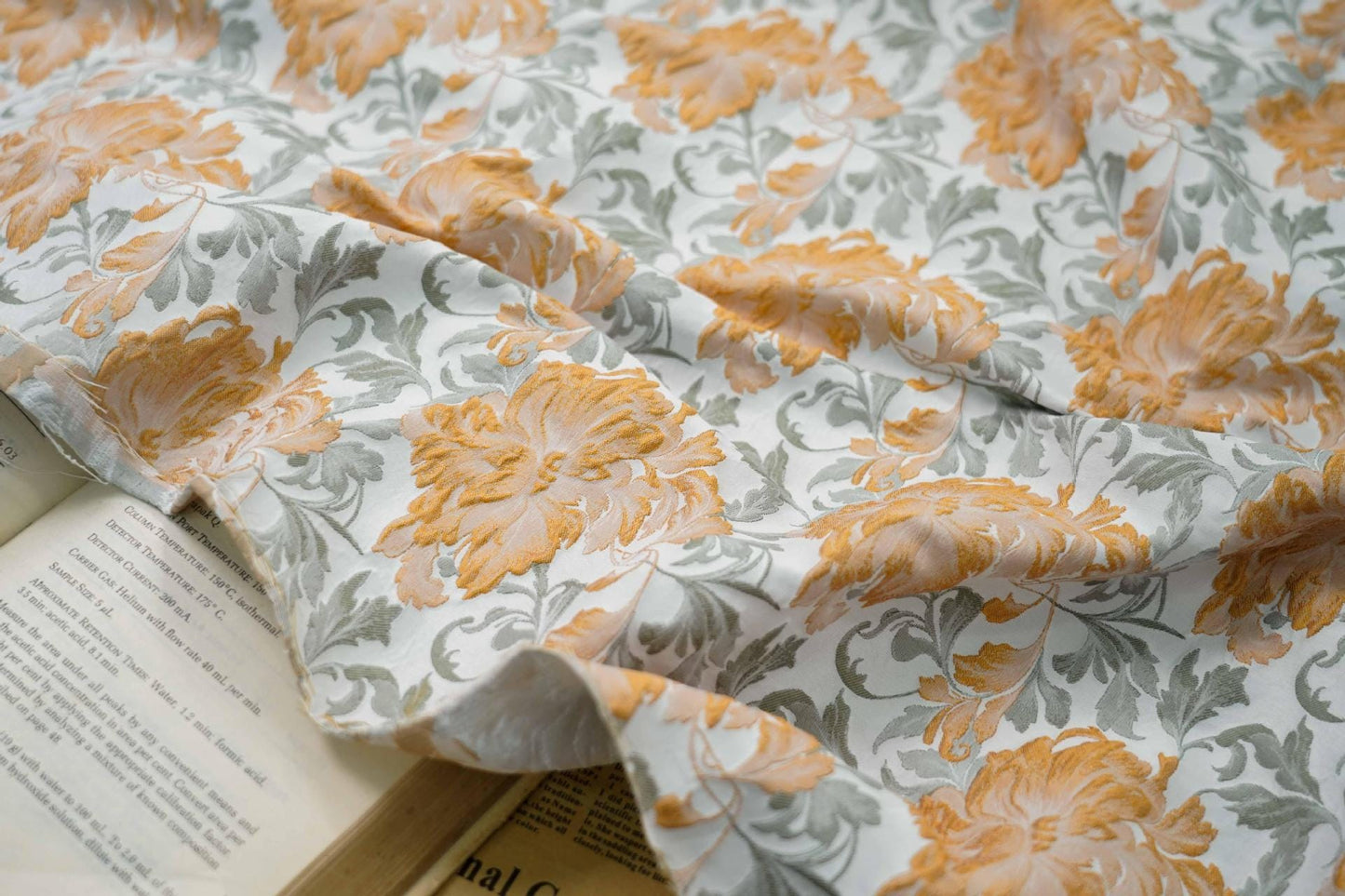Tissu jacquard fleuri en relief : ameublement rétro, robe, rideau - 160 cm de large