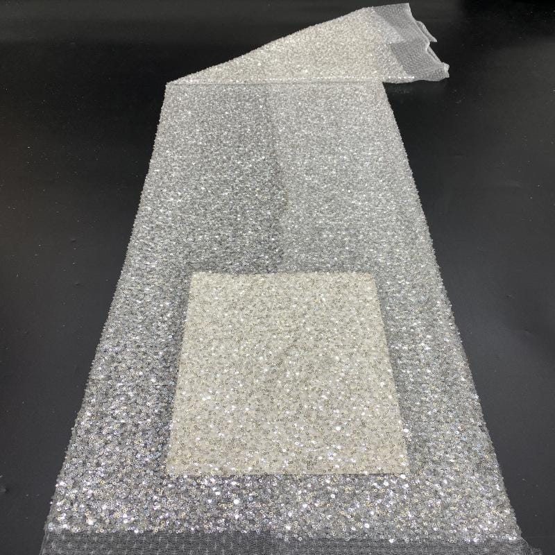 Tissu brodé de sequins et de cristaux : 124 cm de large, matériau pour robe de bal de créateur