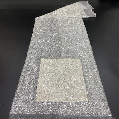 Tissu brodé de sequins et de cristaux : 124 cm de large, matériau pour robe de bal de créateur