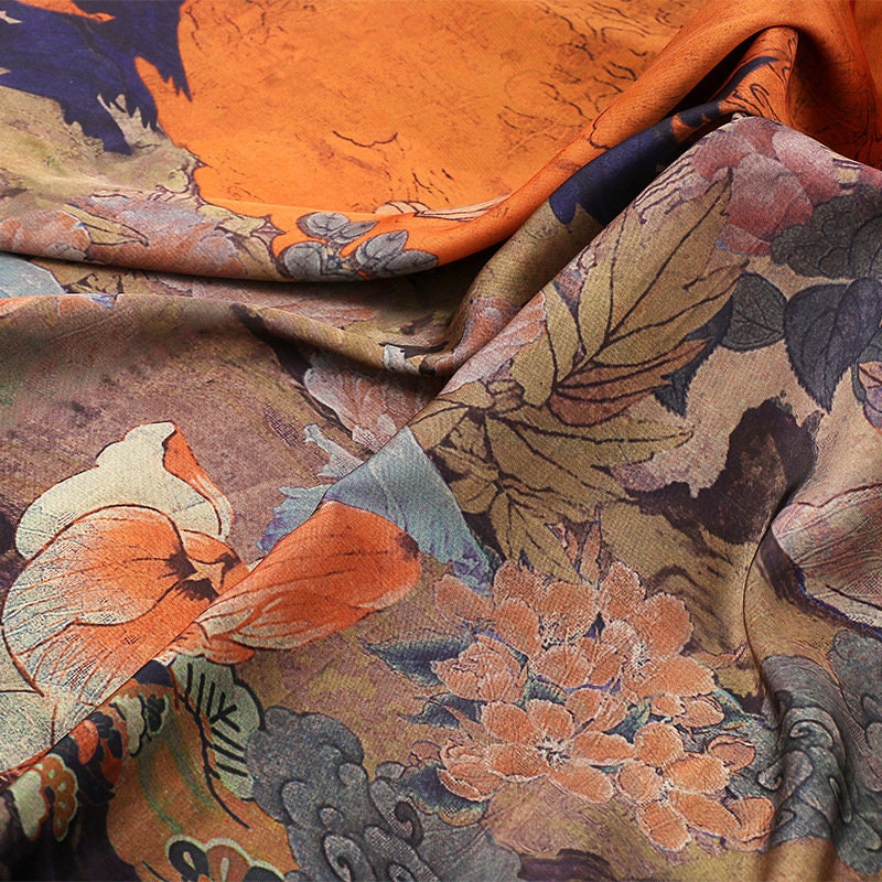 Tissu satiné en soie à motif floral thé : imprimé peinture ancienne, 150 cm de large