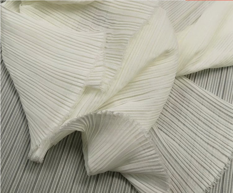 Tissu mousseline plissé : 150 cm de large, texture accordéon