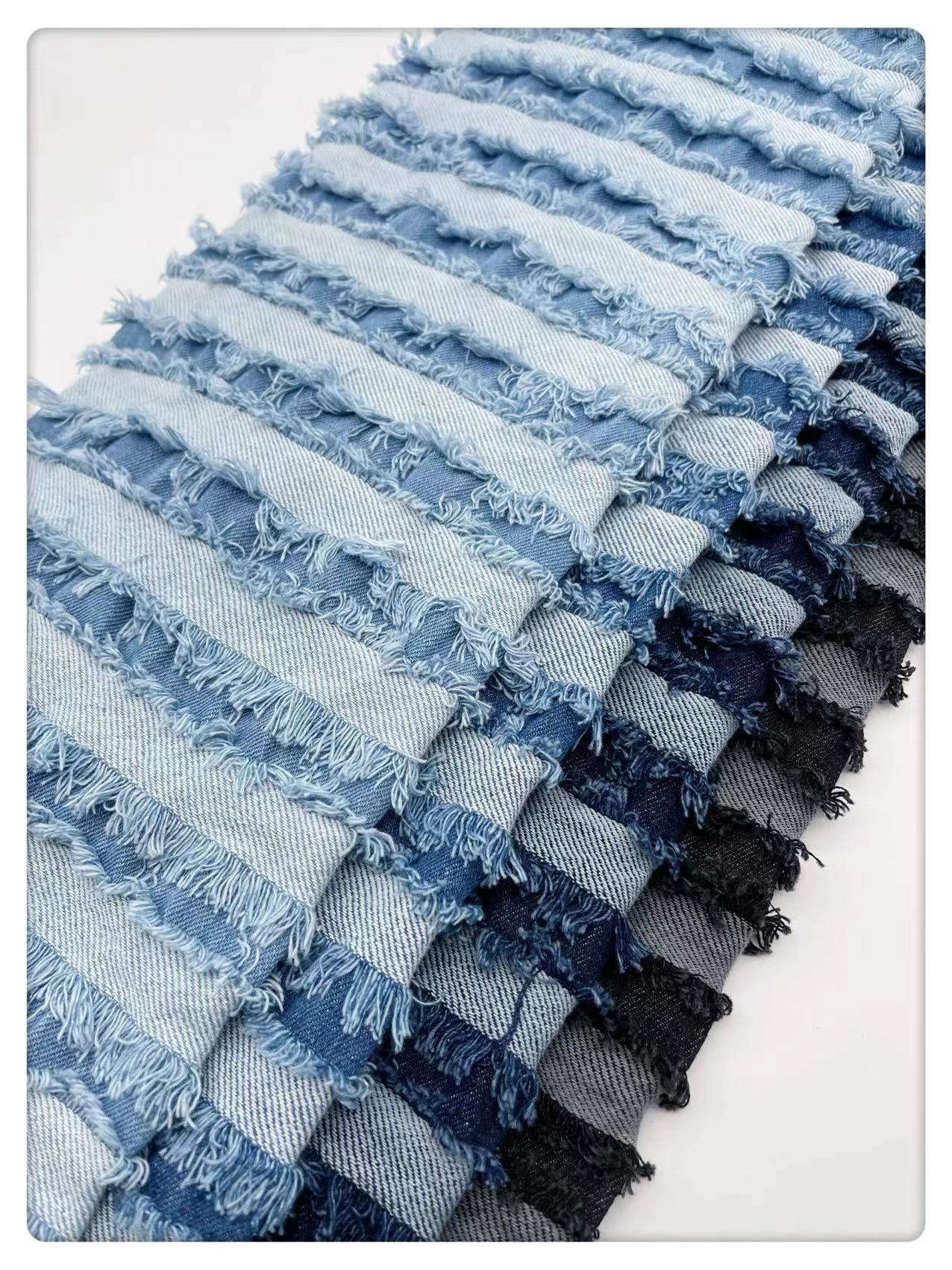 Tissu denim déchiré : coton rayé 3D à bords francs (150 cm)