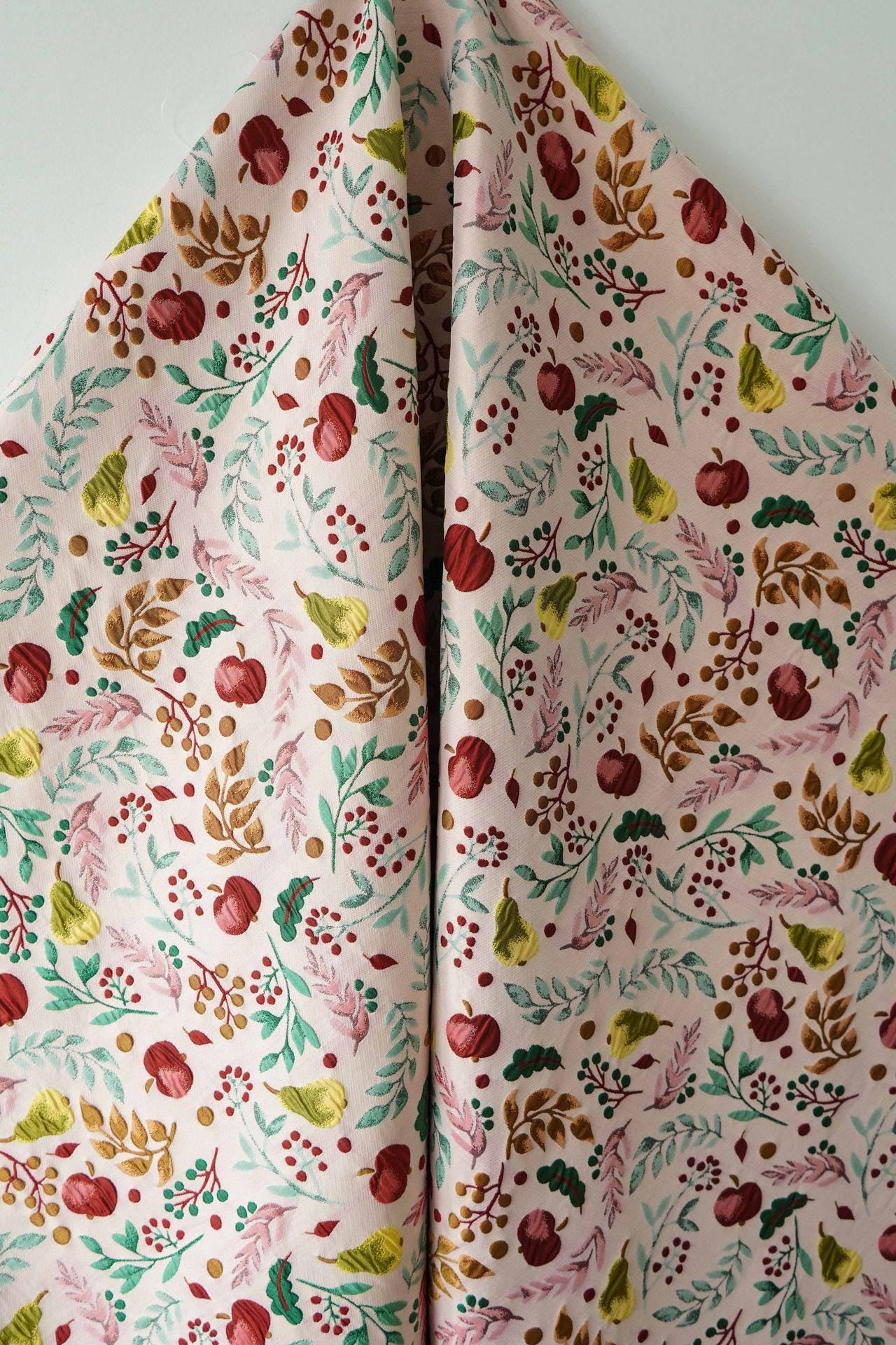 Nature-Inspired Embossed Leaf Jacquard Fabric ��� Refreshing Fruit Leaf Design for Handbags & Accessori"Wide