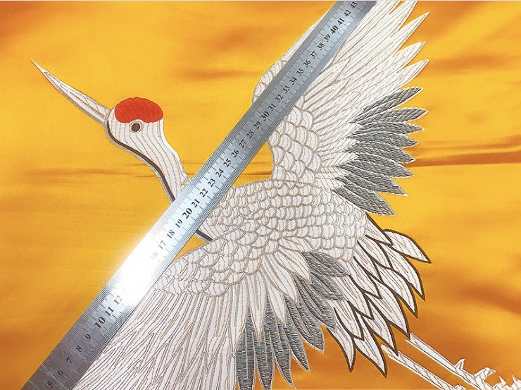 Tissu satiné damassé à motif de grues rouges : Ameublement et couture chinois (29,5 po de largeur)