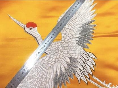 Tissu satiné damassé à motif de grues rouges : Ameublement et couture chinois (29,5 po de largeur)
