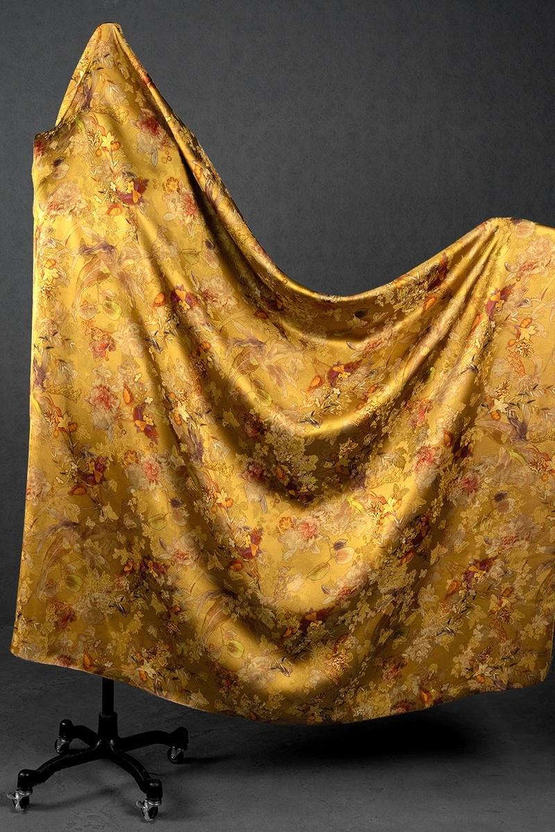 Tissu satiné de soie à motif floral thé : 150 cm de large, imprimé numérique abricot