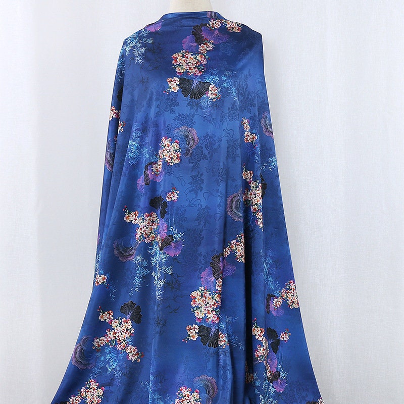 Tissu satin de soie Ginkgo Tea : imprimé floral, 150 cm de large
