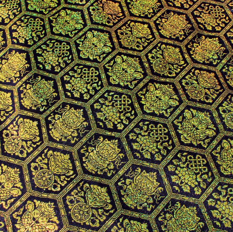 Tissu tissé or tibétain : jacquard rayonne porte-bonheur, 147 cm de large