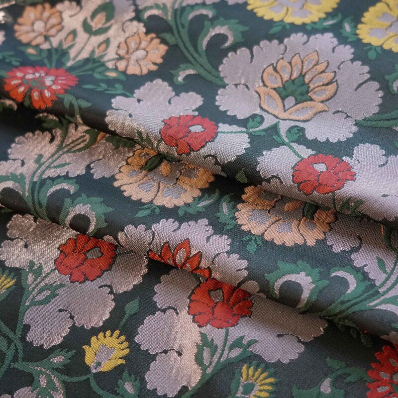 Tissu jacquard à motif floral : polyester texturé 3D, largeur 142 cm