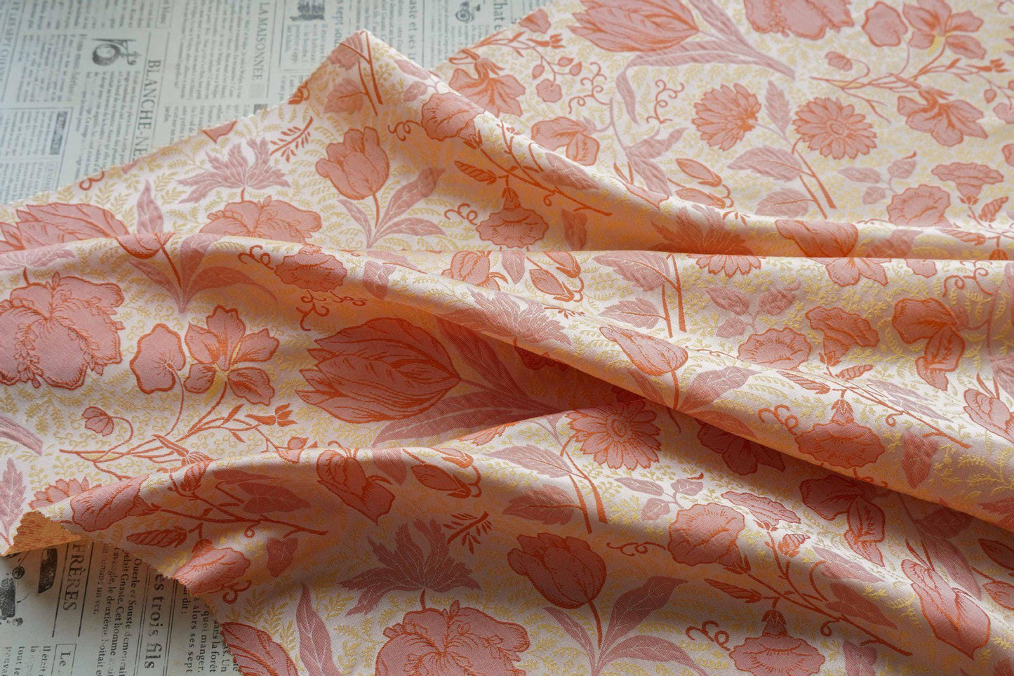 Tissu jacquard tissé rouge et jaune : revêtement d'ameublement à motif floral en relief 3D